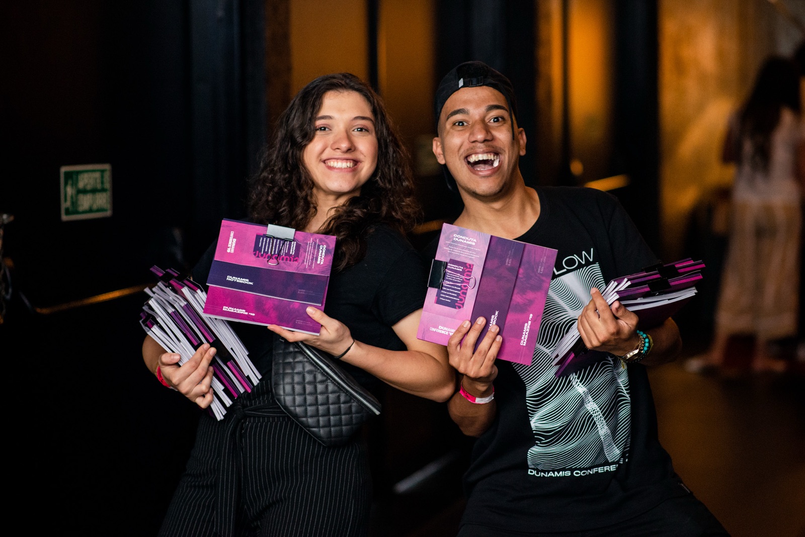 Participantes com o kit recém-entregue na conferência.
