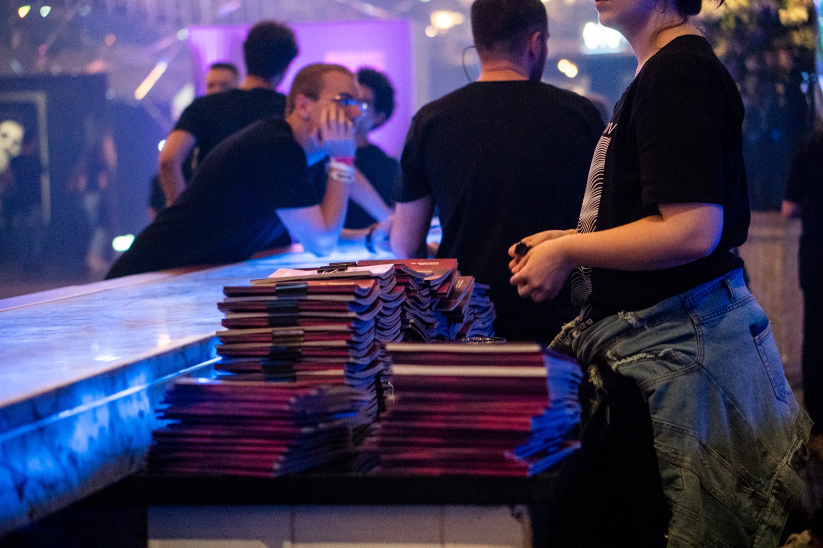 Kits empilhados para distribuição em um dos dois espaços do evento.
