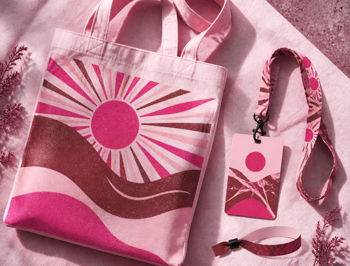 Desdobramentos: tote, crachá e pulseira de acesso.