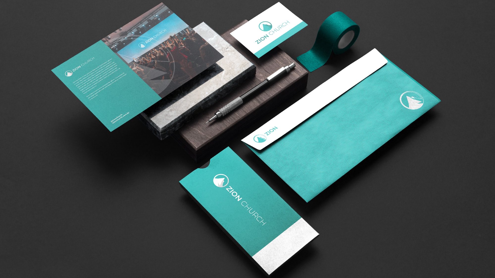 Papelaria: envelope, fita e brinde.